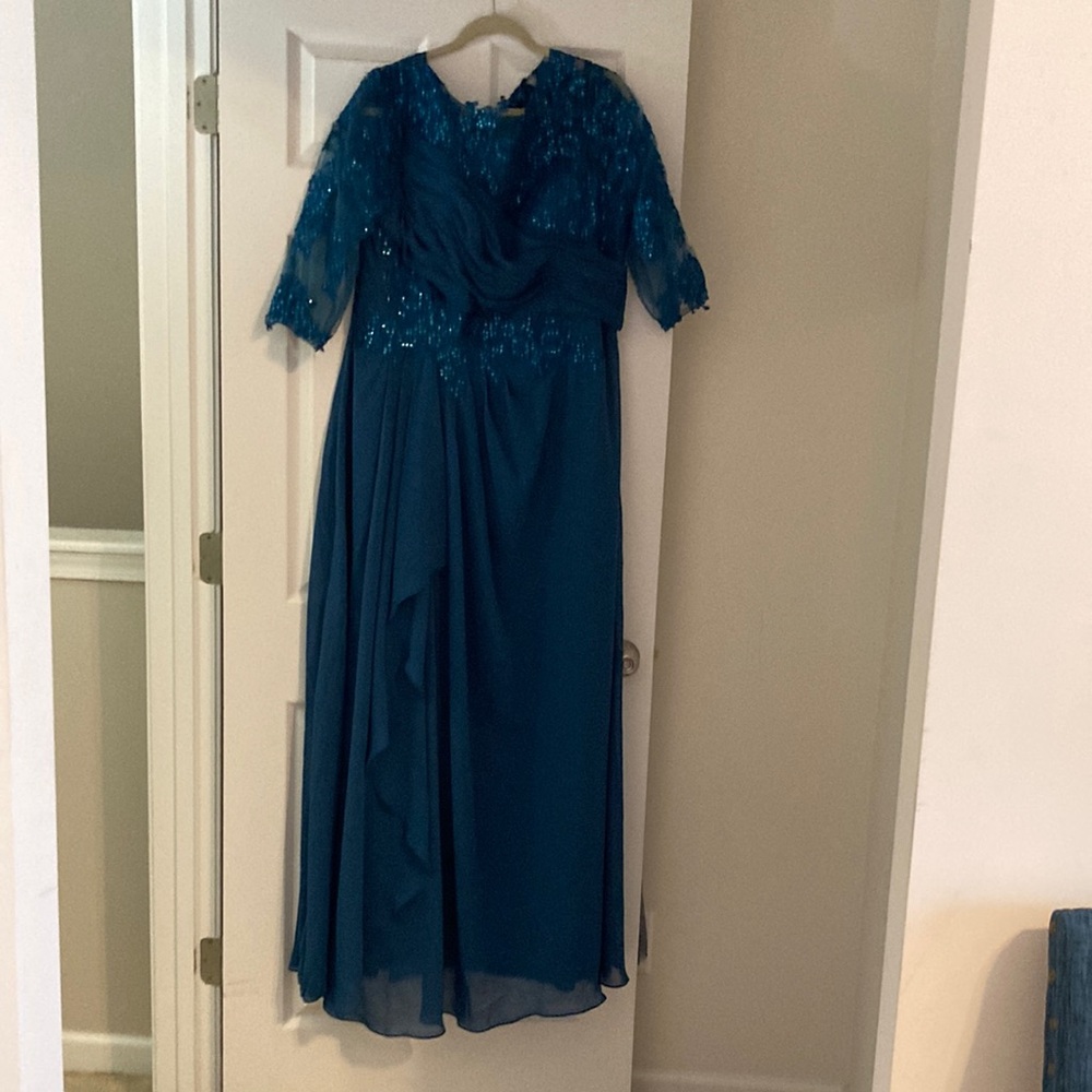 Elegant Teal Lace Wedding Dress